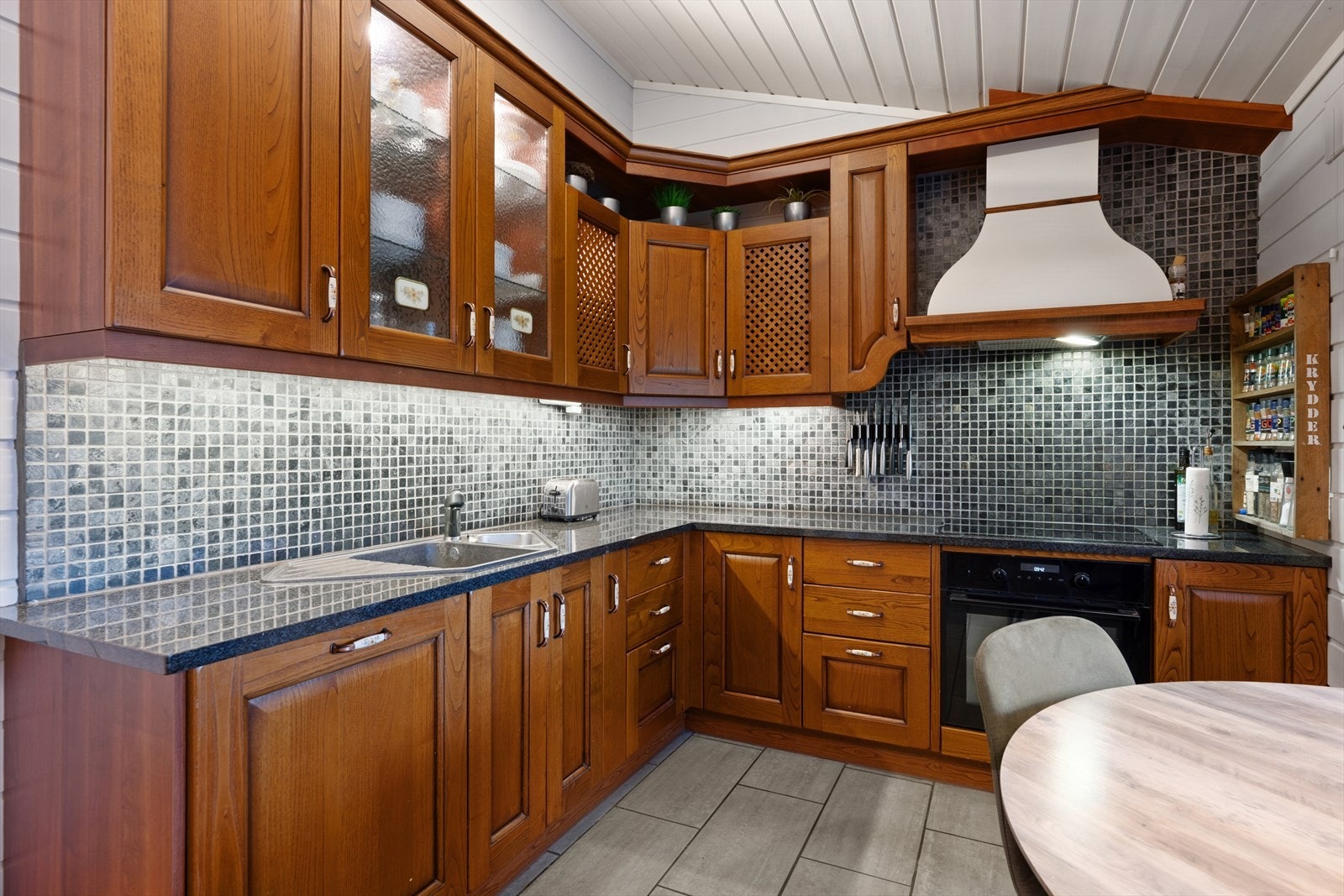 Kjøkken har flott innredning fra Italian Design med benkeplate i granitt Galleribilde