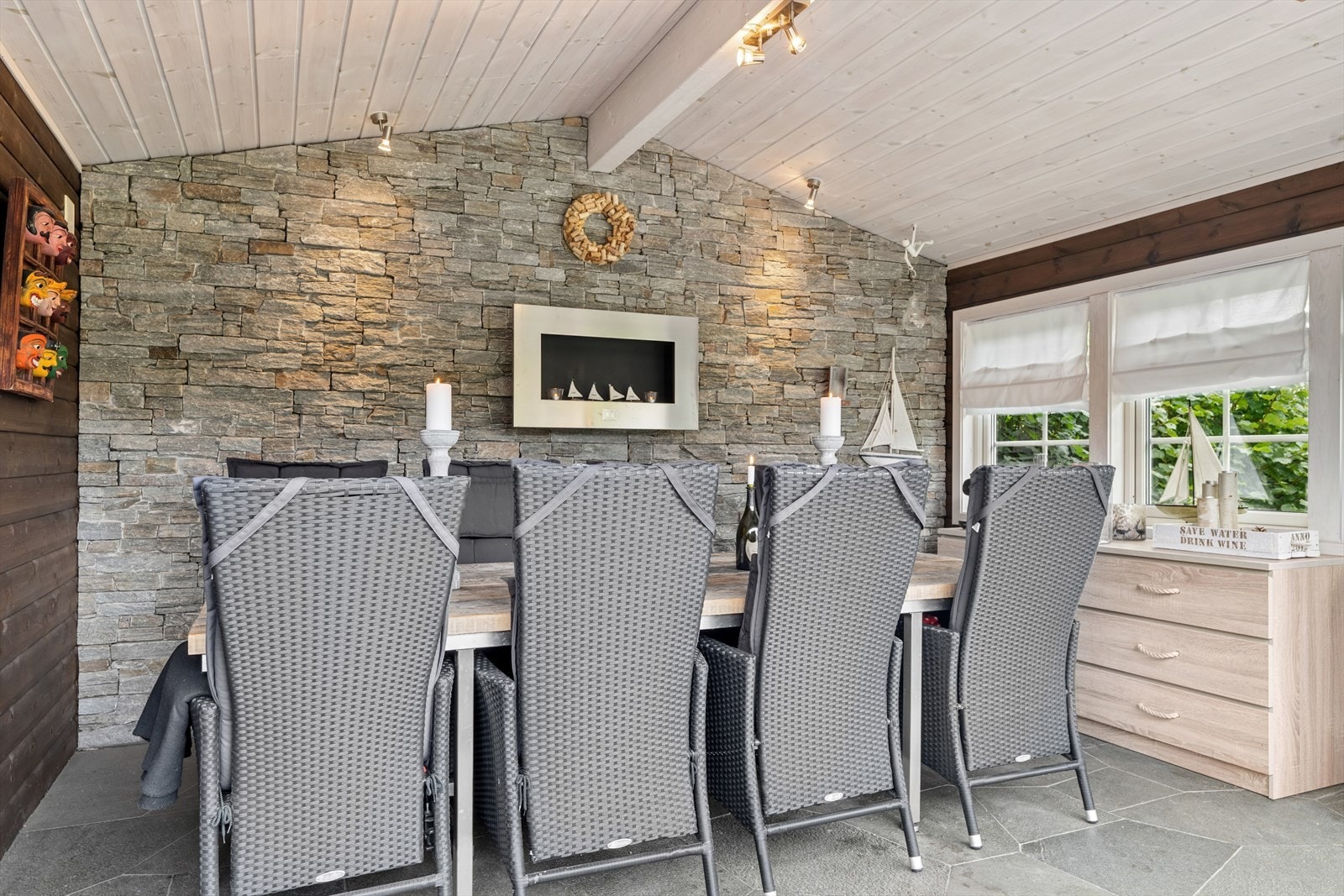 Det er god plass til stort spisebord - og godt med gjennomlys fra både vindu og langsgående dører som kan åpnes helt opp Galleribilde