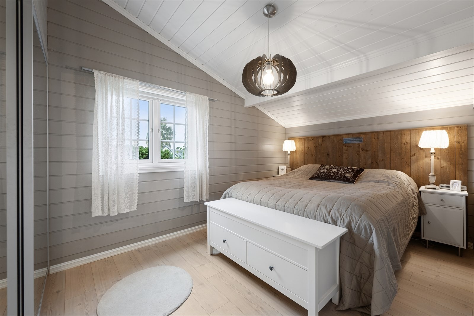 Hovedsoveværelset har skyvedørsgarderobe for både ham og henne - og også her har du den høye himlingen Galleribilde