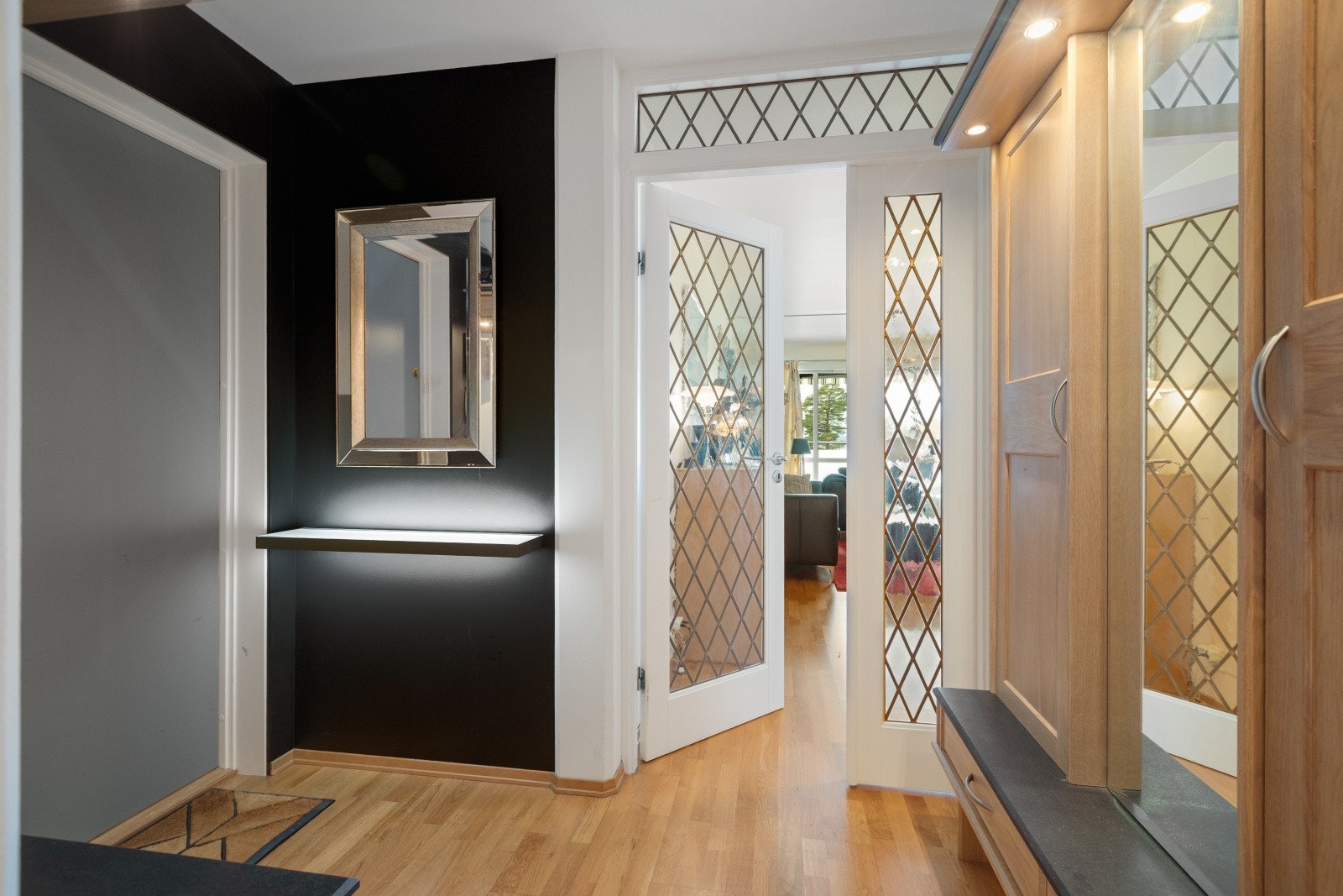 Leiligheten er kjøpt ny av nåværende selger og har kun vært brukt som pendlerbolig gjennom årene. Dette betyr at boligen er svært godt vedlikeholdt og i utmerket stand, noe som gir deg en trygghet i kjøpet. Galleribilde