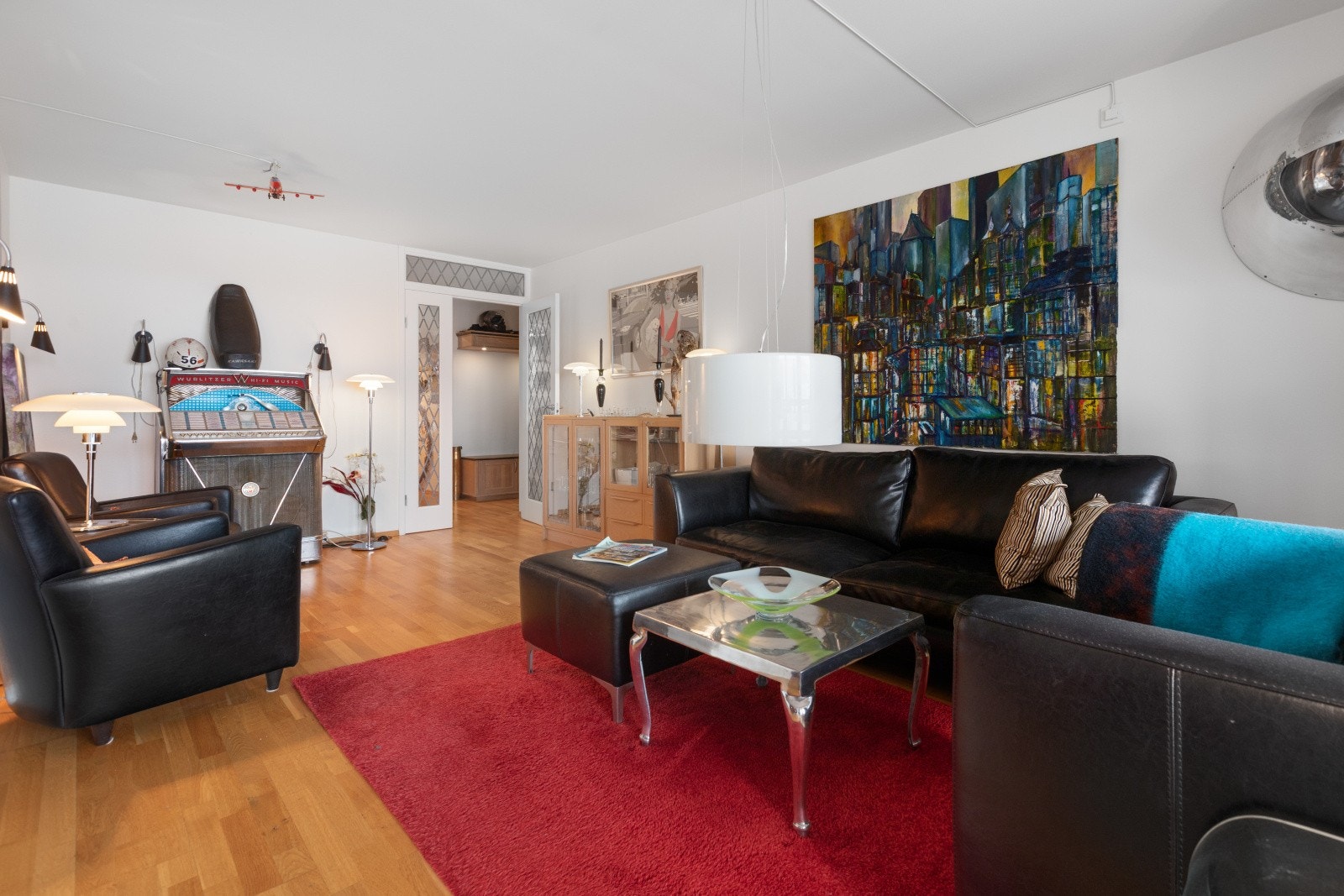 Stuen er praktisk designet med god plass til både spisebord og sofamøblement. Dette gir deg muligheten til å skape en komfortabel og funksjonell atmosfære, perfekt for både måltider og avslapning. Galleribilde