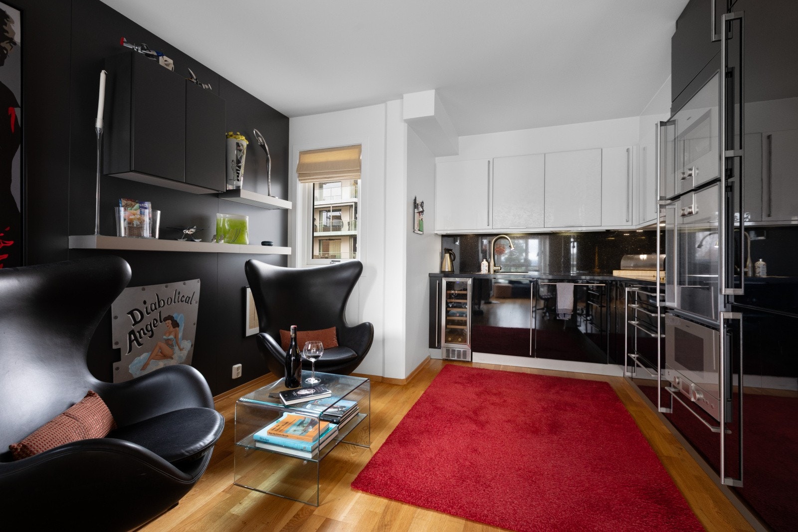 Hele kjøkkenet, inkludert veggplatene bak sittegruppene, er i en sammenhengende serie som harmonerer perfekt med kjøkkenet. Hvert valg er nøye gjennomtenkt for å skape en helhetlig stil. Galleribilde