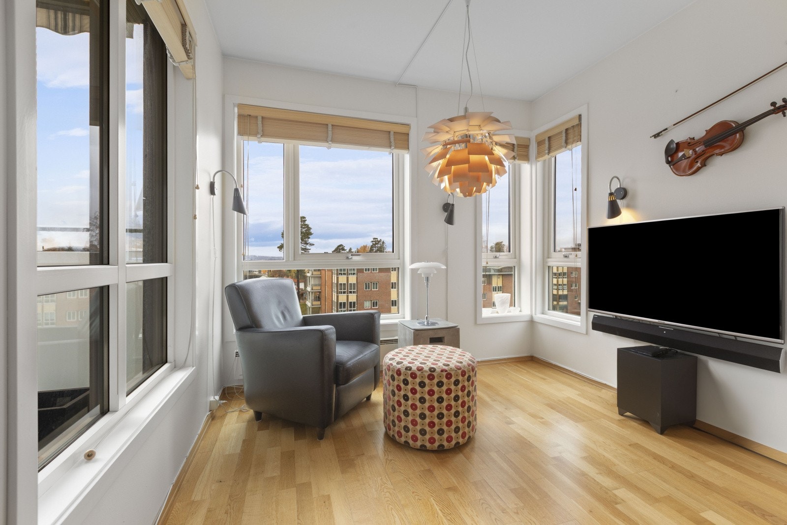 Her får du en koselig stuekrok hvor du kan nyte det fredelige boligområdet, samtidig som du beundrer den vakre utsikten. Det er et perfekt sted for avslapning og å ta inn omgivelsene. Galleribilde