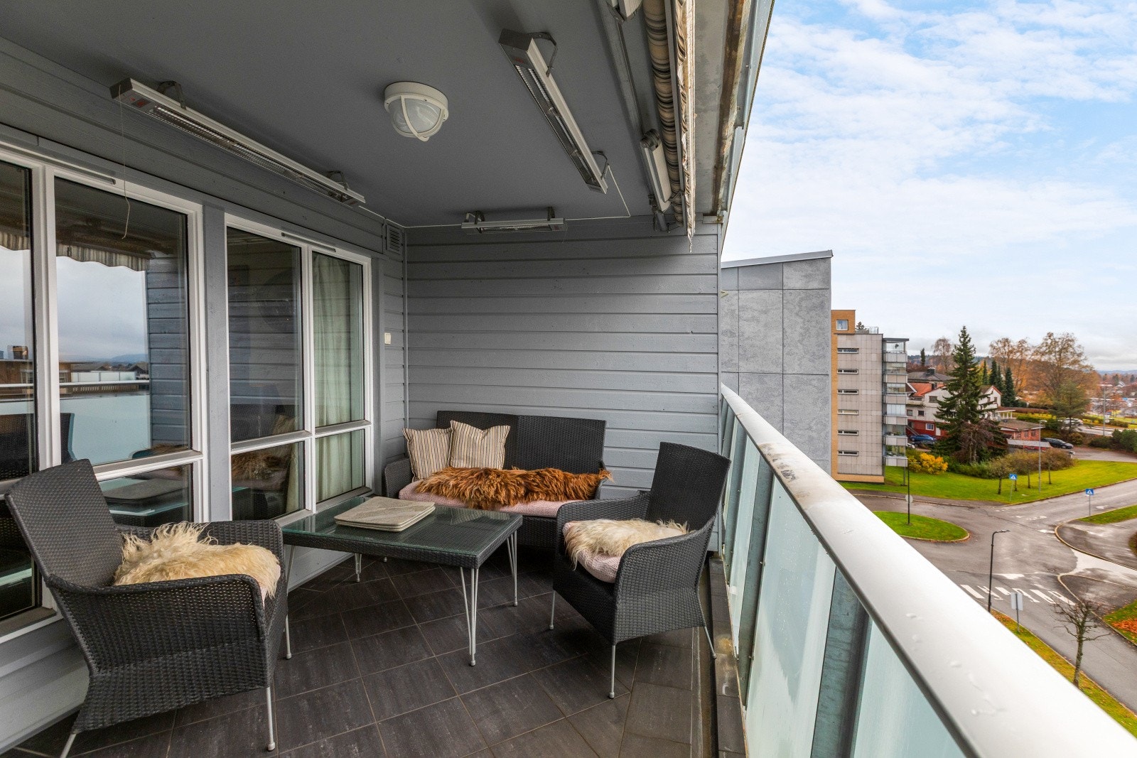 Uteplassen er utstyrt med varmelamper, noe som gjør det mulig å nyte den selv på kjøligere dager. Gulvet er dekket med fliser, som gir et stilrent og praktisk underlag. Dette skaper en innbydende atmosfære for både avslapning og sosiale sammenkomster. Galleribilde