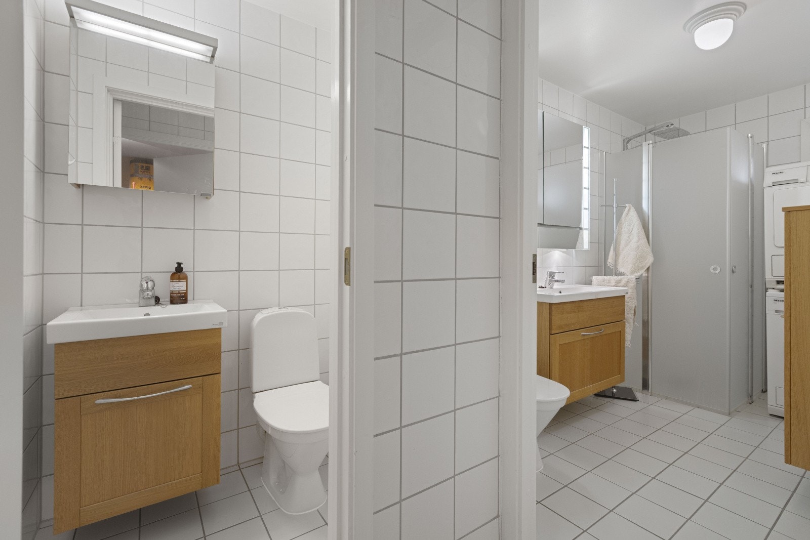 Ved siden av rommet ligger badet, som er praktisk utformet med et eget toalettrom. Videre inn gjennom en dør finner du selve badet, noe som gir en funksjonell inndeling og enkel tilgang til fasilitetene. Galleribilde