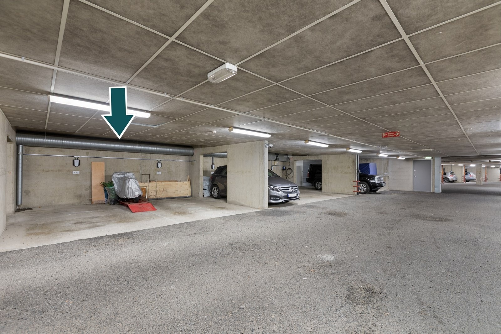 Det følger med to parkeringsplasser i felles garasjeanlegg, som ligger ved siden av hverandre. Plassene er tilrettelagt for elbil-lader, noe som gir en praktisk løsning for de som har elbil og ønsker enkel tilgang til lading. Galleribilde