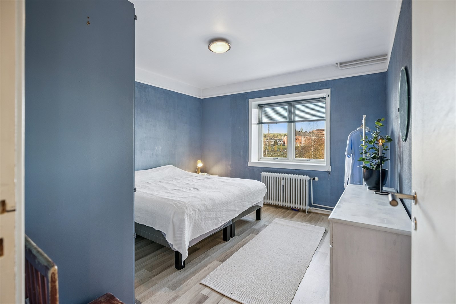 Hovedsoverom med garderobeskap Galleribilde