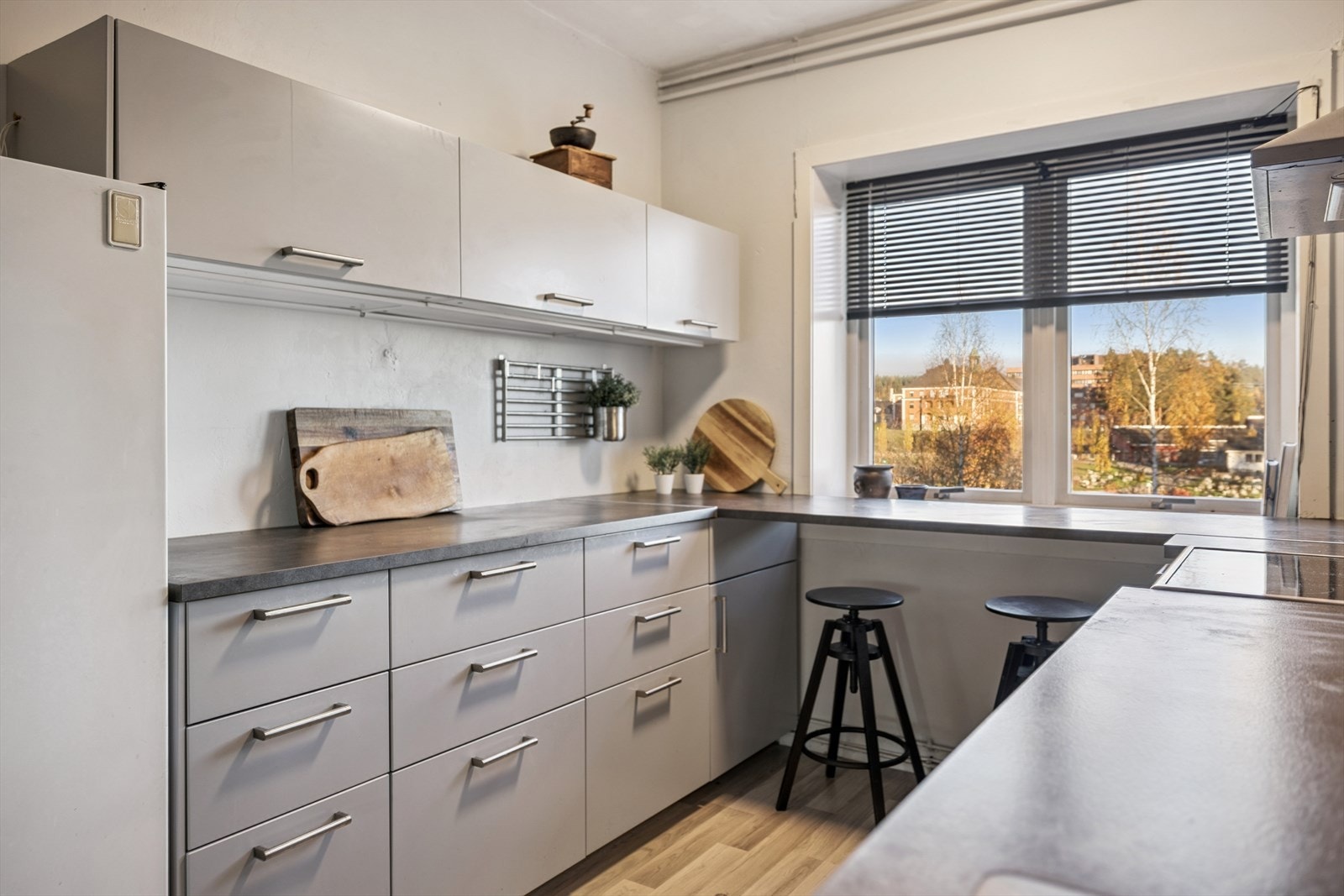 Godt med benke- og skapplass på kjøkken. Galleribilde