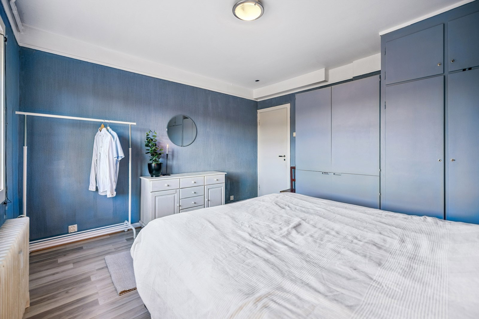 Soverommet har godt med skapplass Galleribilde