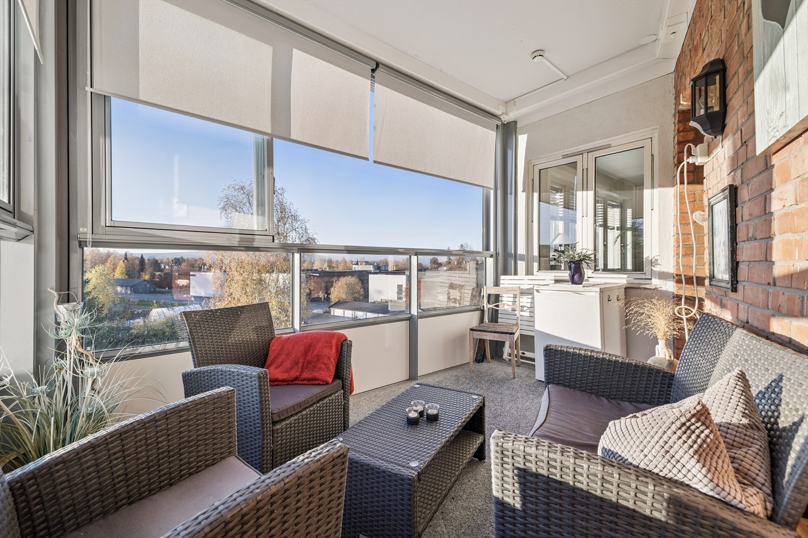 Stor veranda som vender ut mot pene grøntarealer Galleribilde