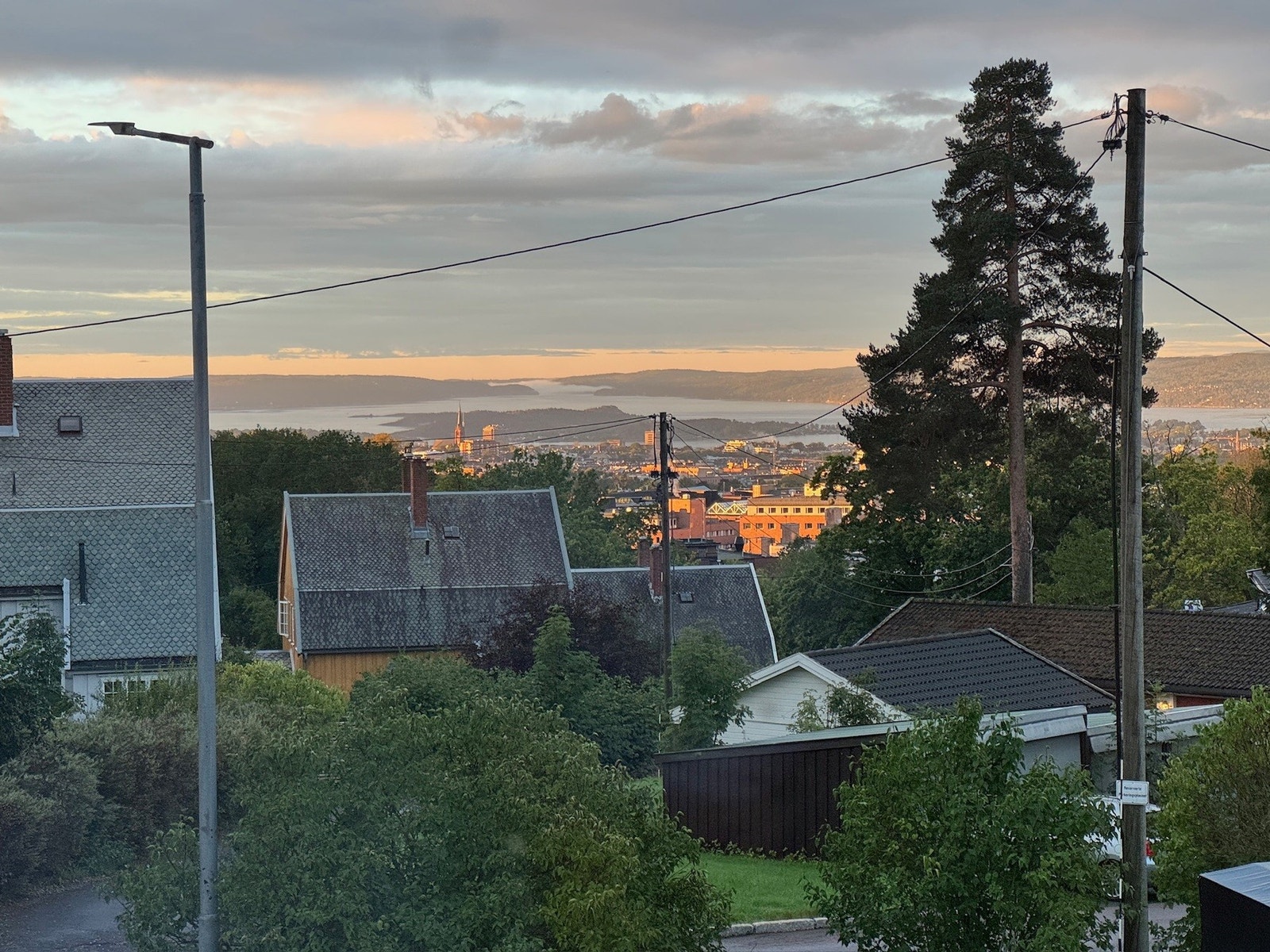 Utsikten er vidstrakt og strekker seg helt til Oslofjorden, her sett om sommeren (selgers private bilde) Galleribilde