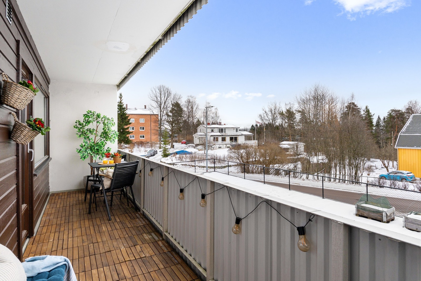 Selgers ord: "Vi har satt utrolig stor pris på å ha marka rett utenfor døren, samtidig som leiligheten ligger i et trygt, rolig og etablert nabolag med lite gjennomgangstrafikk." Galleribilde