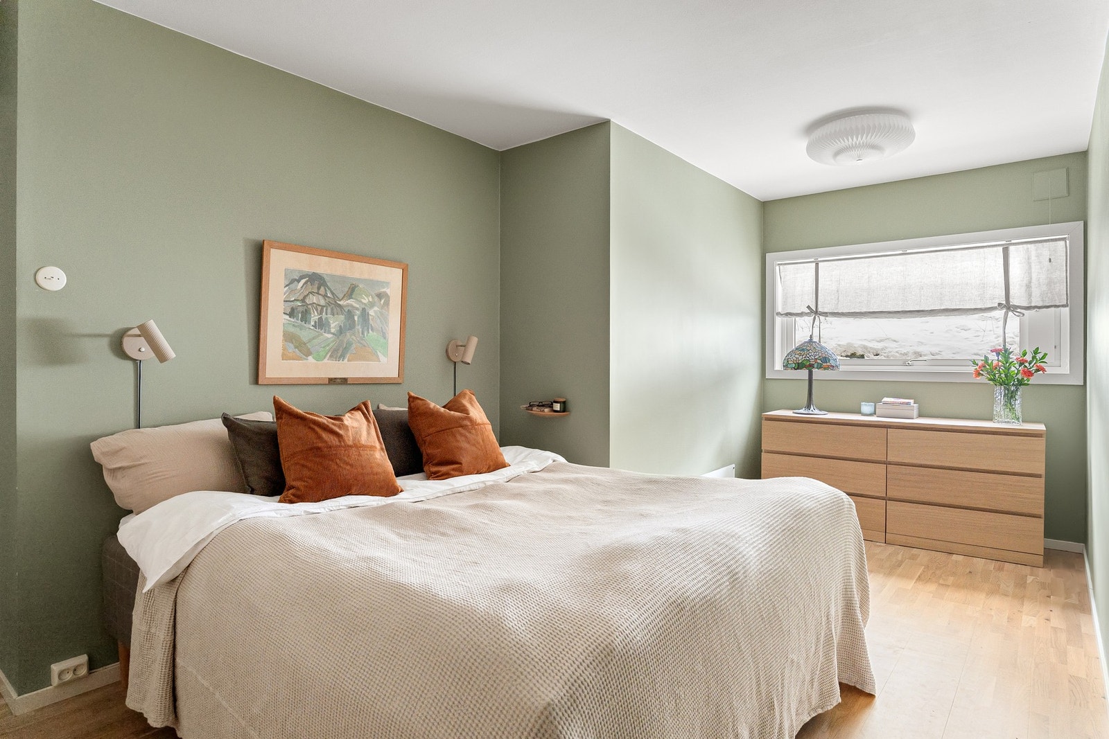 Hovedsoverommet er av god størrelse med god plass til foretrukket seng og annet møblement Galleribilde