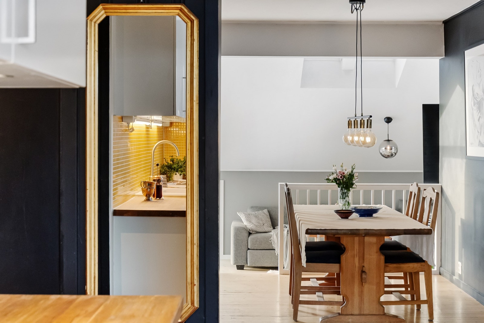 Fra kjøkkenet er det en naturlig overgang til spisestuen. Galleribilde