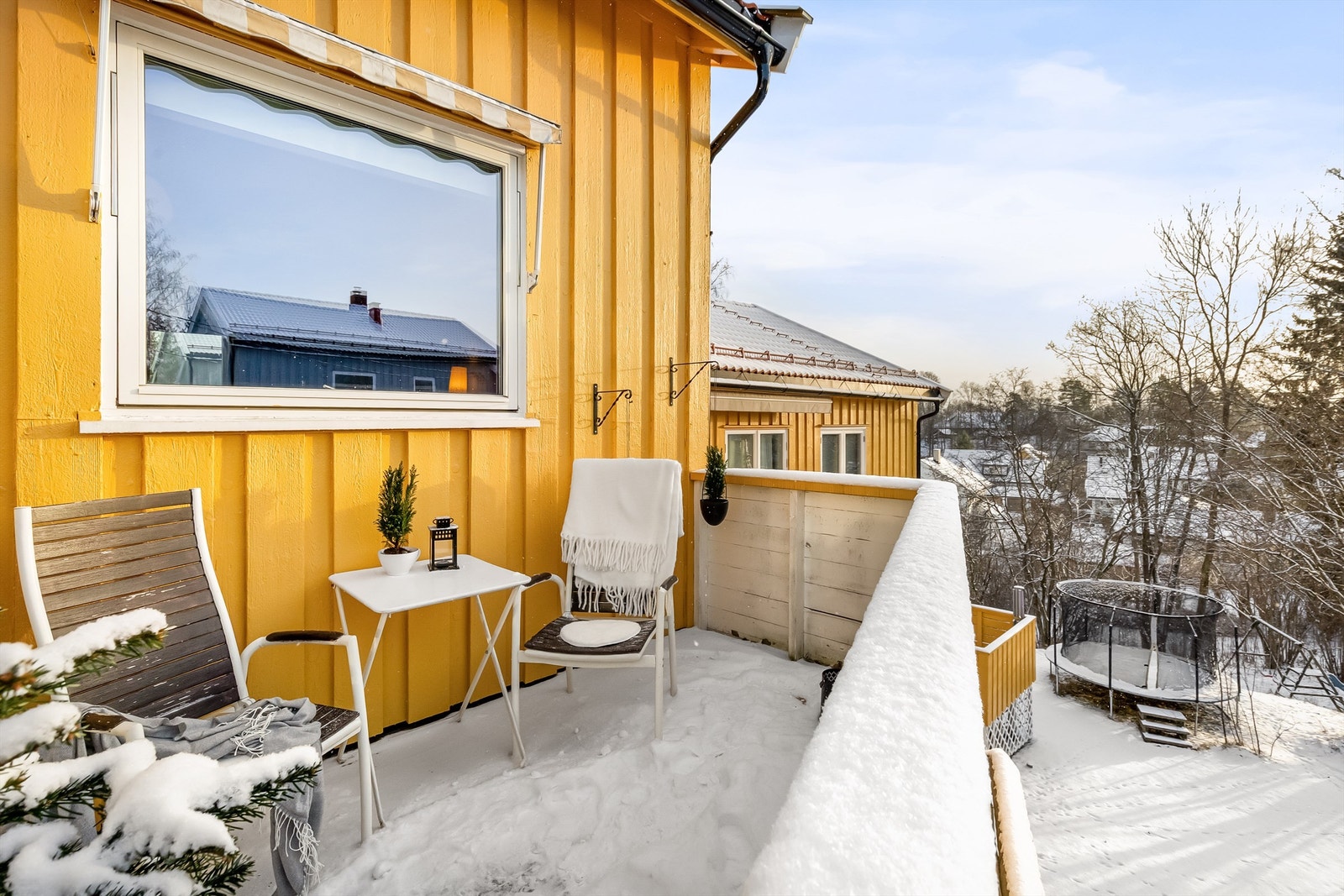 Uteplassen gir en fin forlengelse av stuen på varme dager. Galleribilde