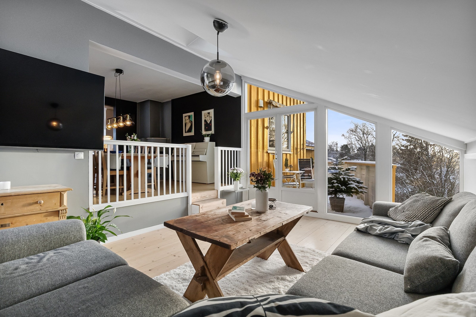 Den unike planløsningen med nivåforskjeller gir karakter til rommet. Galleribilde