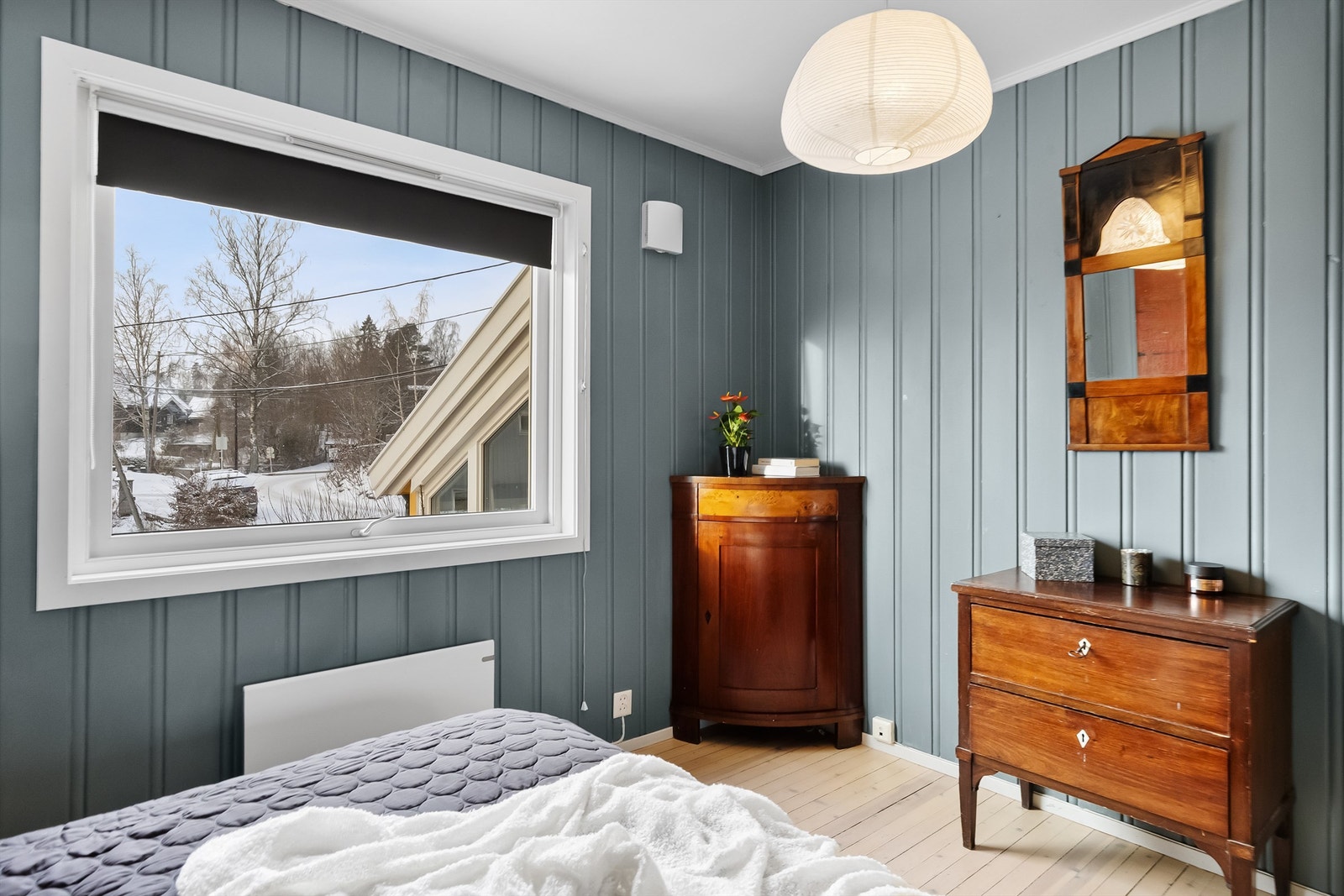 Alle soverommene har tregulv og panelkledde eller malte veggflater. Galleribilde