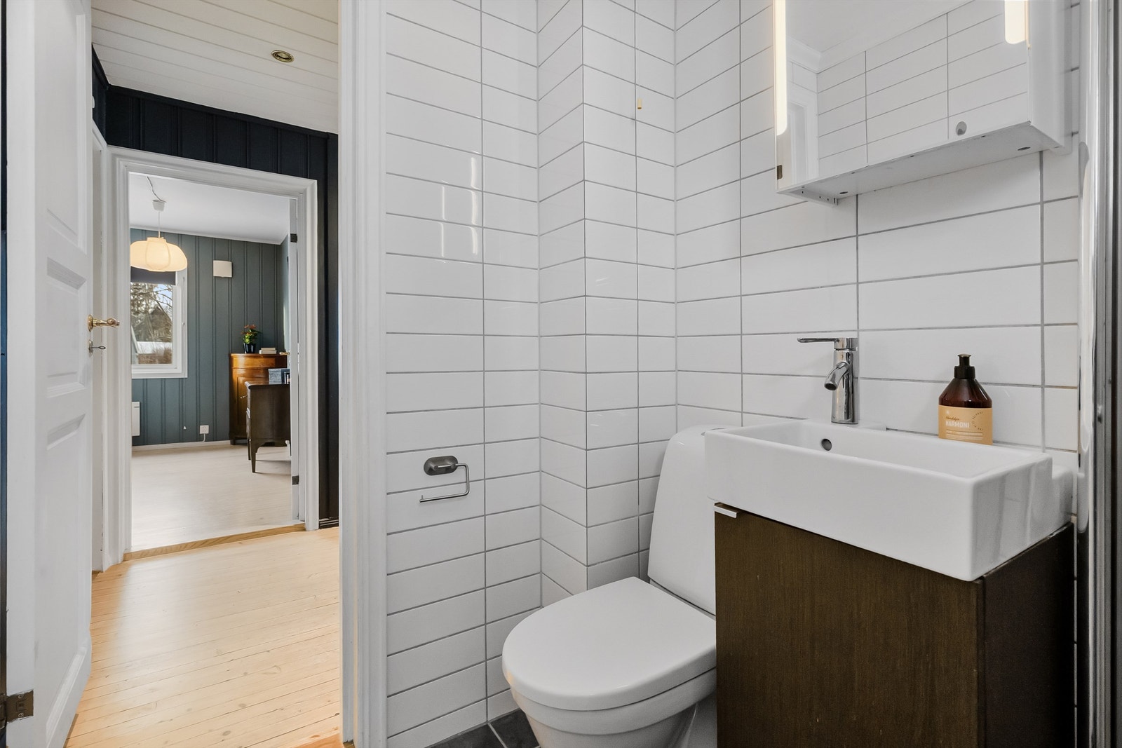 Badet ble modernisert i 2009 og har flislagte vegger og gulv. Galleribilde