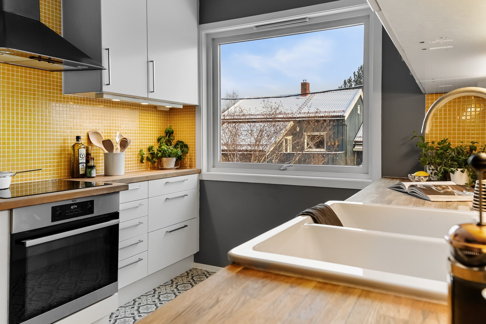 Gulvbelegget på kjøkkenet ble fornyet i 2025, og oppvaskmaskinen er også fra 2015. Galleribilde