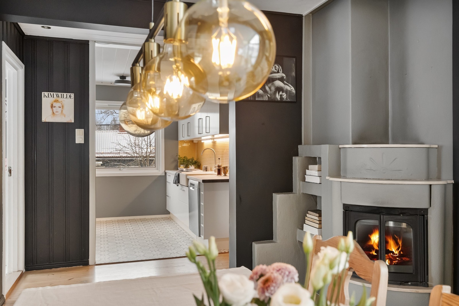 Spisestuen har en peisovn med glassdør som gir effektiv oppvarming og en hyggelig atmosfære. Galleribilde