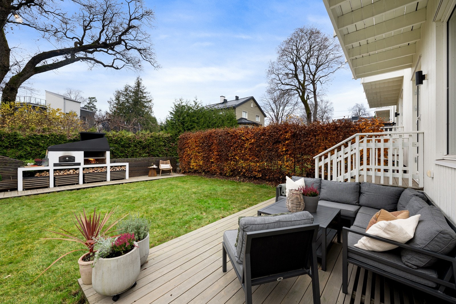 Eiendommen byr på et fantastisk uteområde med pent opparbeidet hage bestående av gressplen og hekk. Galleribilde