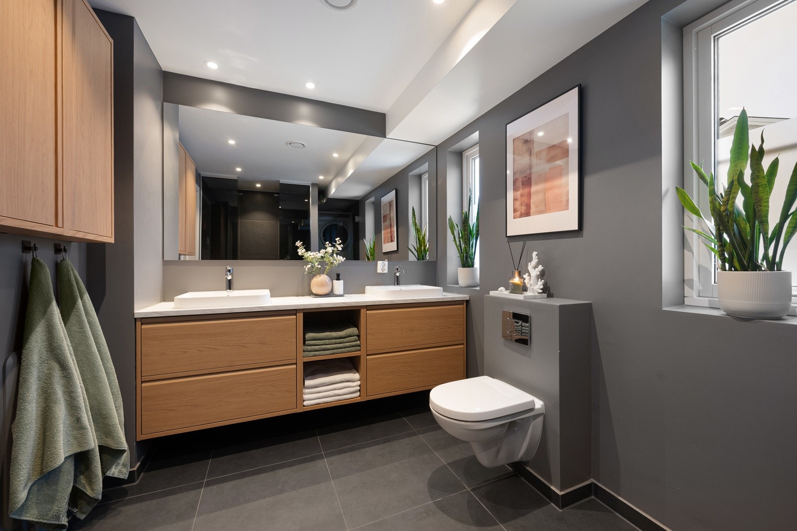 Hovedbadet er delikat utført med tidsriktige fliser, stilren innredning og behagelig gulvvarme. Galleribilde