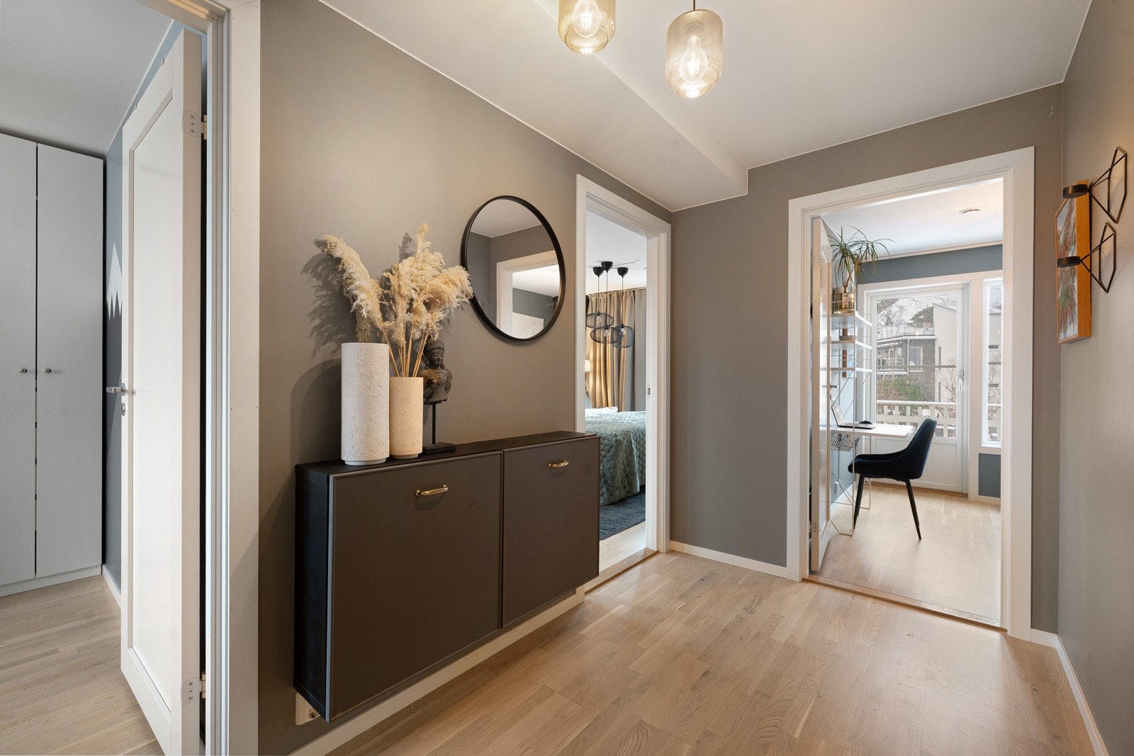 Boligen har en meget familievennlig planløsning med tre gode soverom i 2. etasje, praktisk plassert i tilknytning til hovedbadet. Galleribilde