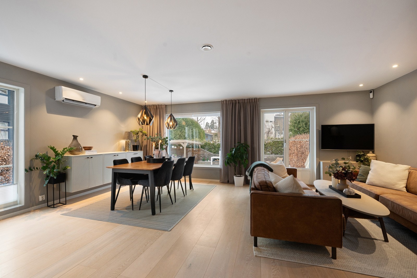 Den romslige og innbydende stuen har store vindusflater som slipper inn rikelig med naturlig lys. Galleribilde