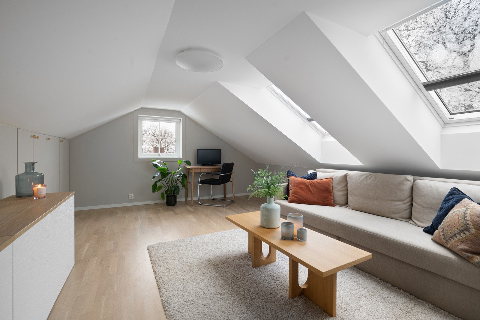 Romslig loft med gode oppbevaringsmuligheter. Galleribilde