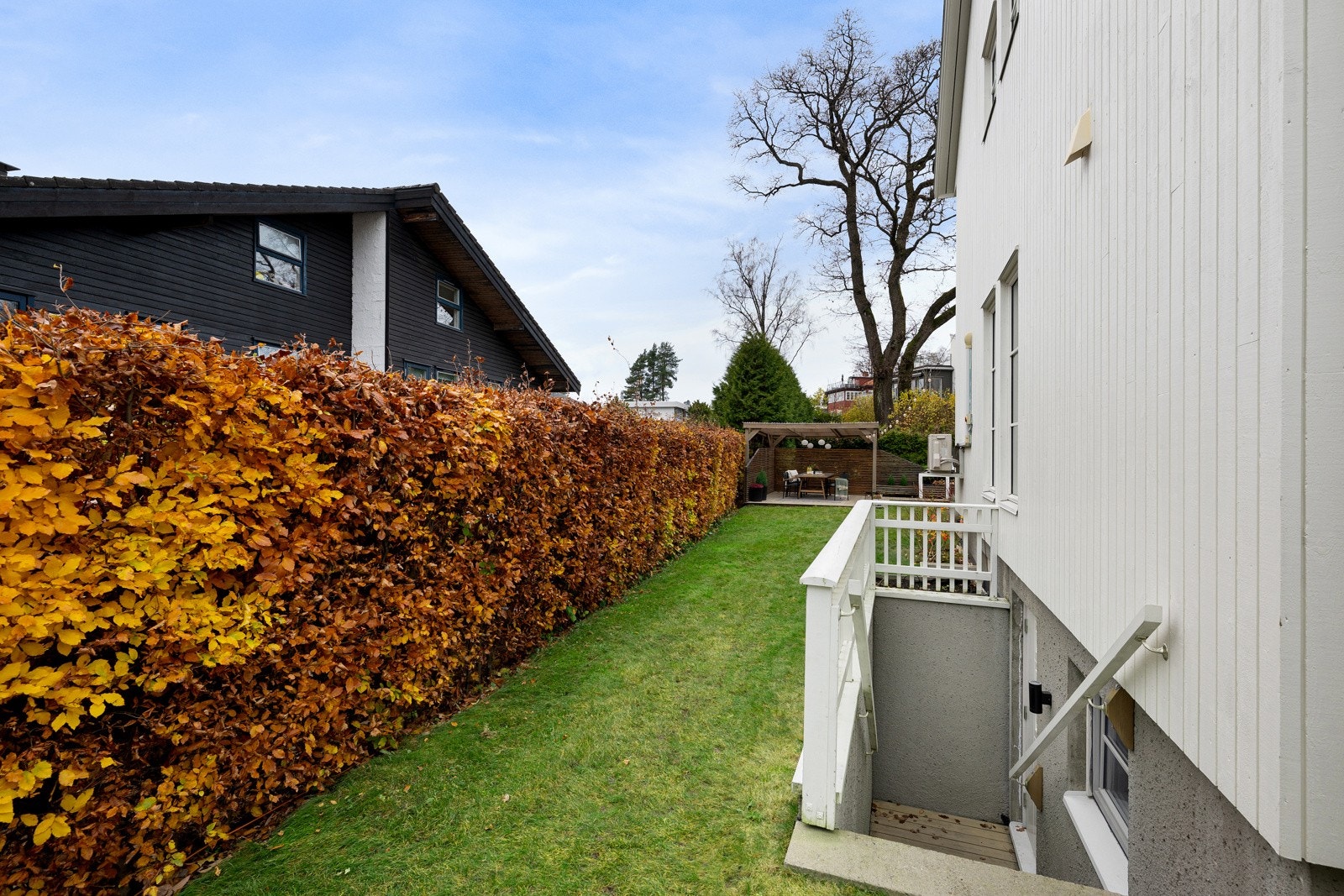 Det er egen inngang til underetasjen. Galleribilde