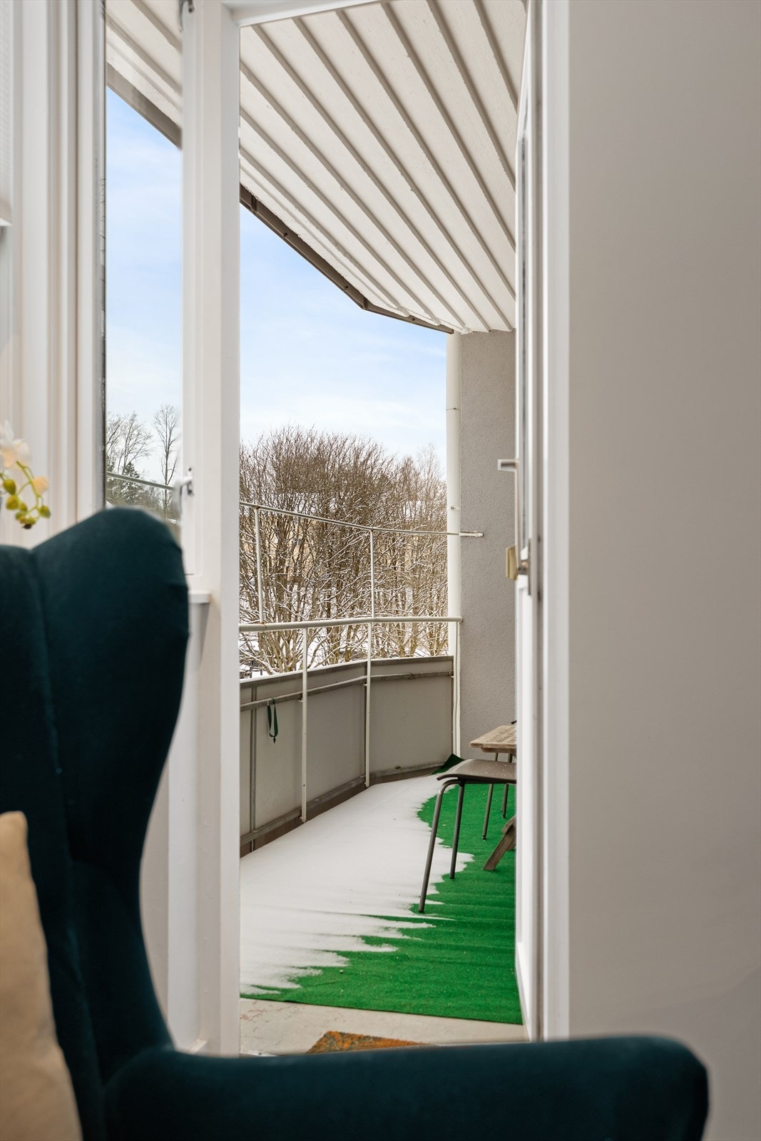 Fra stuen er det direkte adkomst til balkongen på 7 kvm Galleribilde