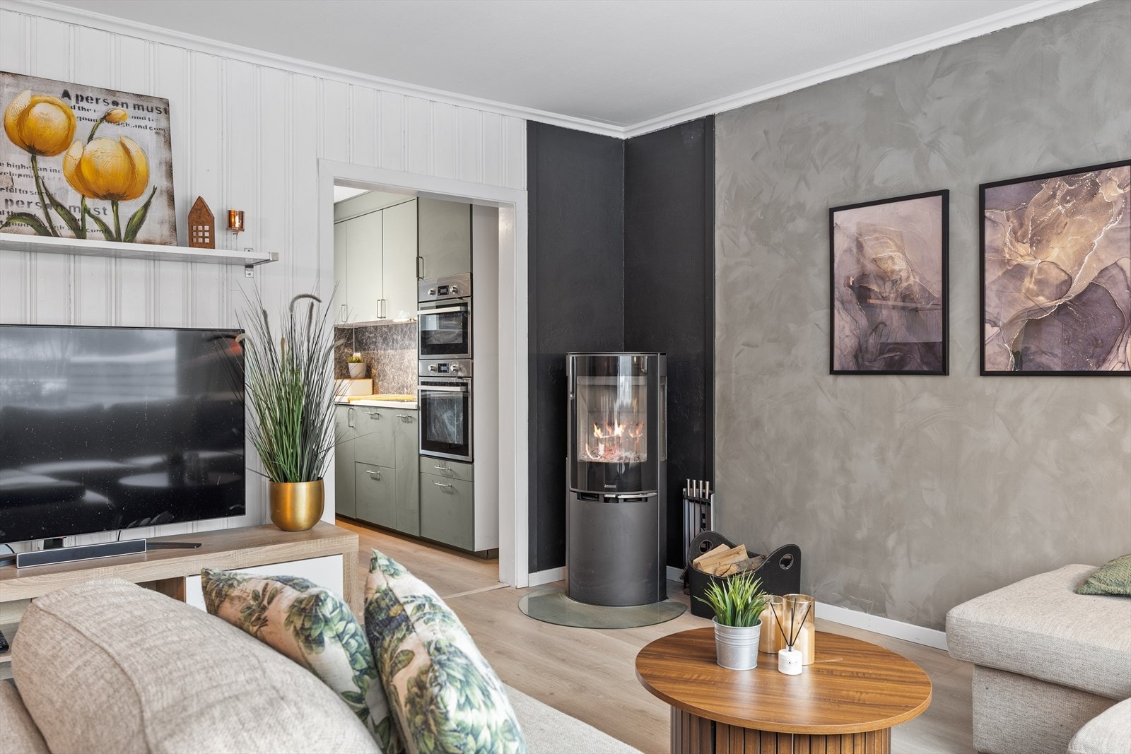 Vedovn i stuen var ny i 2022 og varmer godt når kulden kommer krypende. Galleribilde