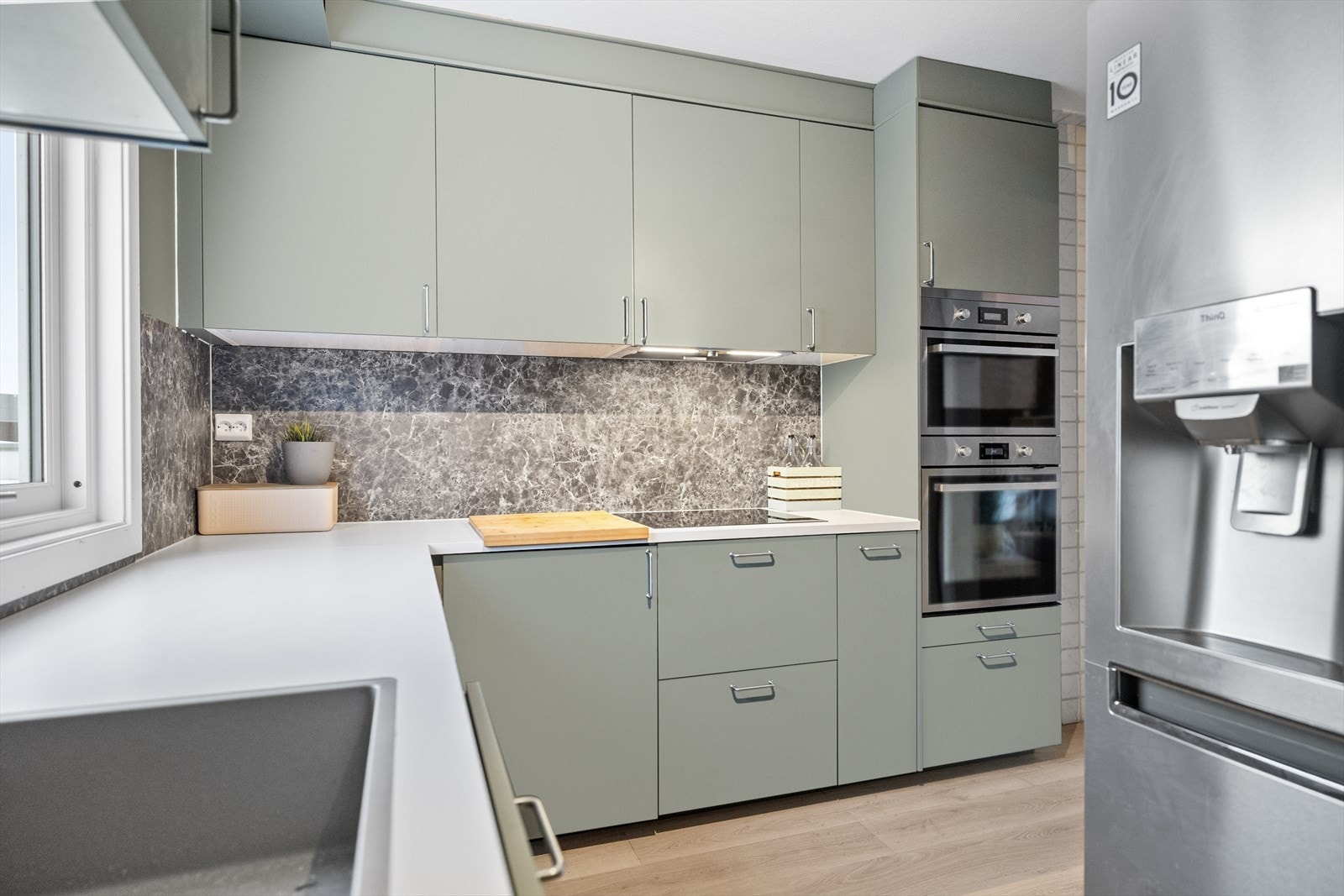 Kjøkkenet har godt med benkeplass, så her er det god plass til flere som kan kokkelere samtidig. Galleribilde