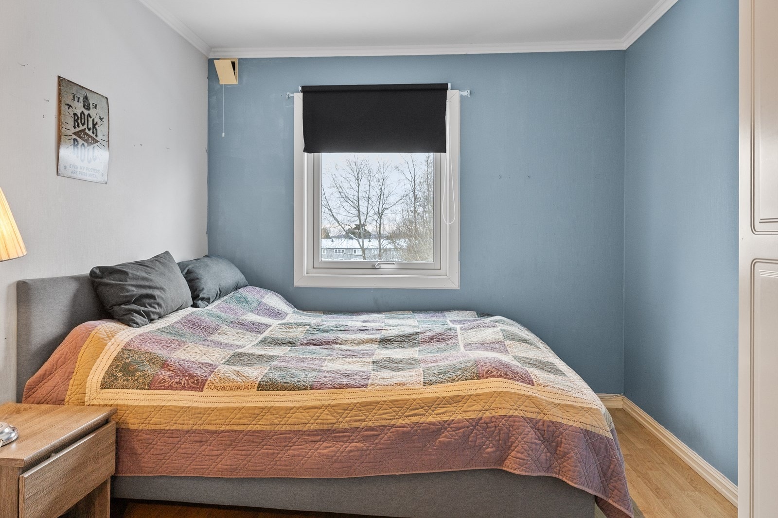 Soverom nr 1 er romslig med god plass til seng og oppbevaring Galleribilde