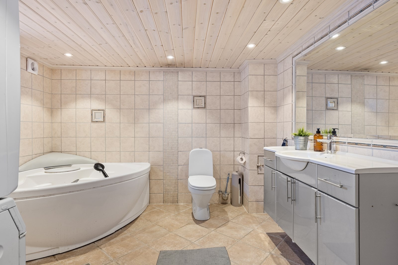 Badet i kjeller ble etablert i 2005, med flislagte gulv og vegger samt panel i himling. Galleribilde