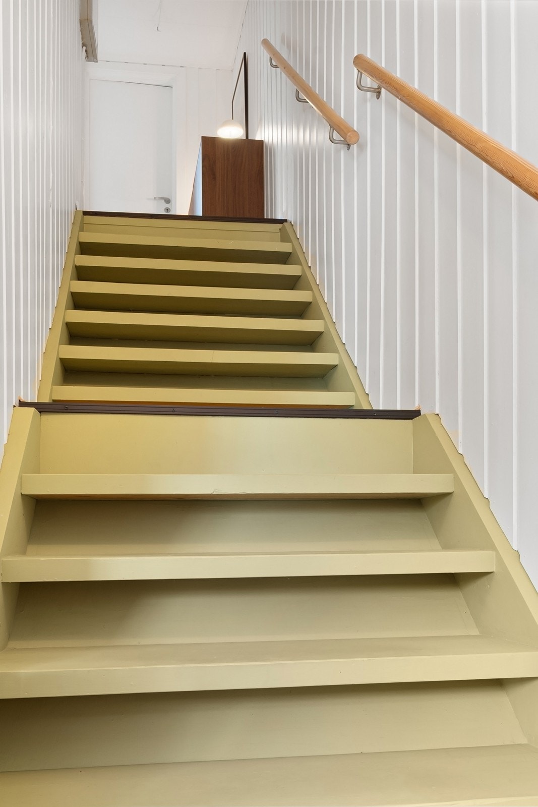 En lukket trapp leder opp til boligens øvre etasje. Galleribilde