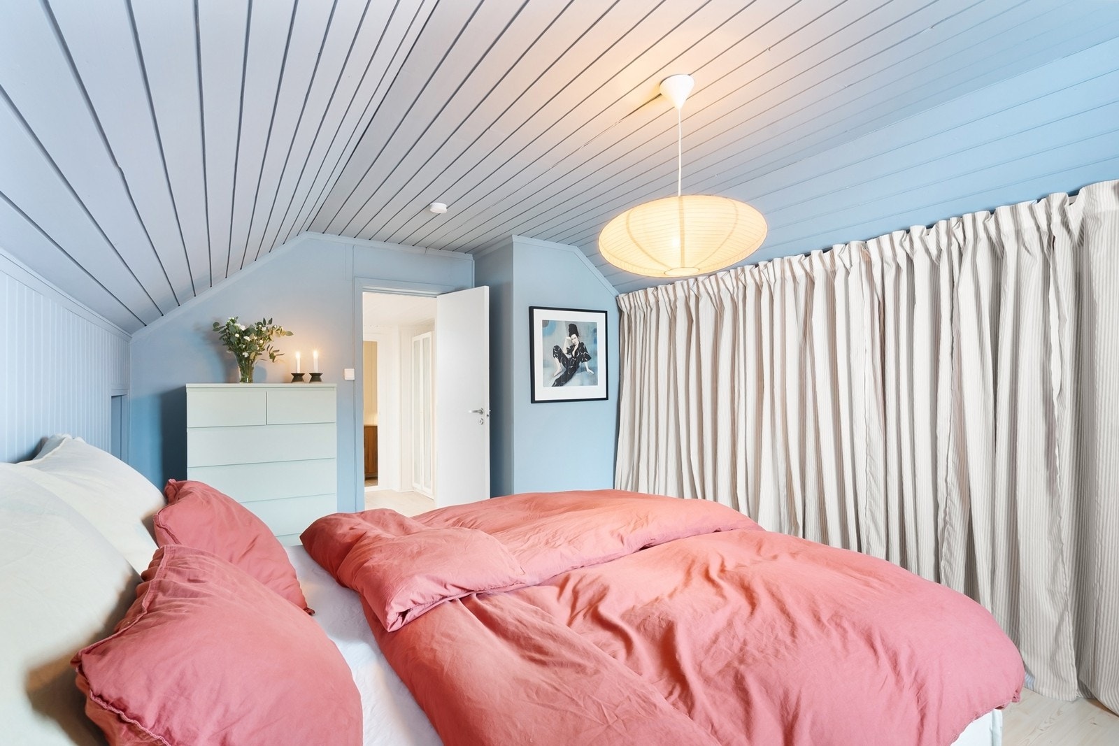 Garderobeløsning med god oppbevaringsplass langs veggen. Galleribilde