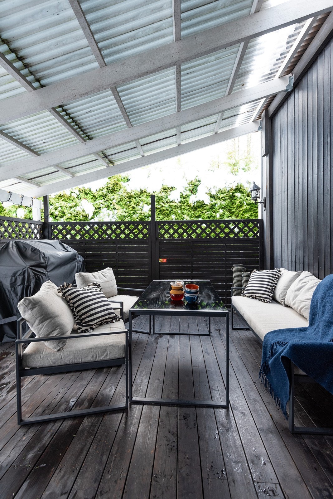 Uteplassen er delvis overbygd og gir gode soner for både sittegrupper og grill, perfekt for bruk store deler av året. Galleribilde