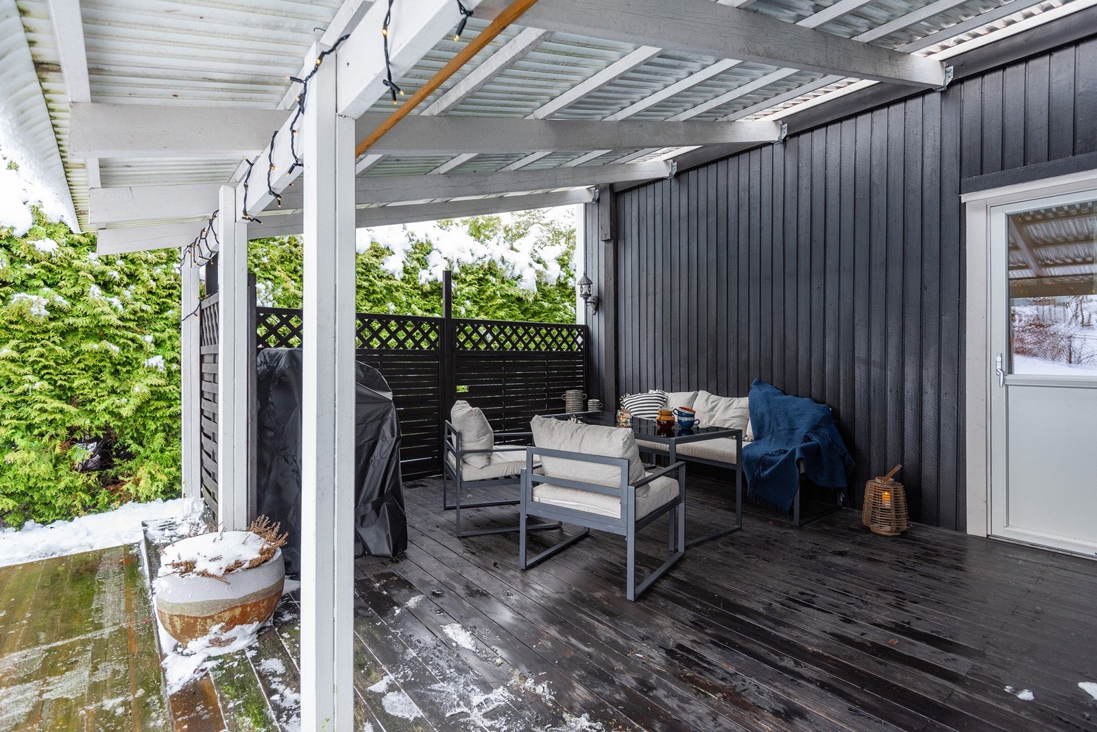 Utgang til en romslig og lun uteplass på 27 kvm fra stuen. Galleribilde