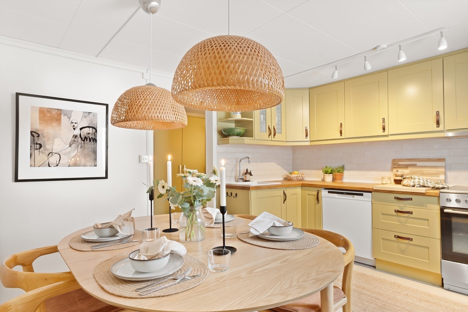 Kjøkkenet byr på gode skap- og benkeløsninger, og hvitevarene består av komfyr og oppvaskmaskin. Galleribilde