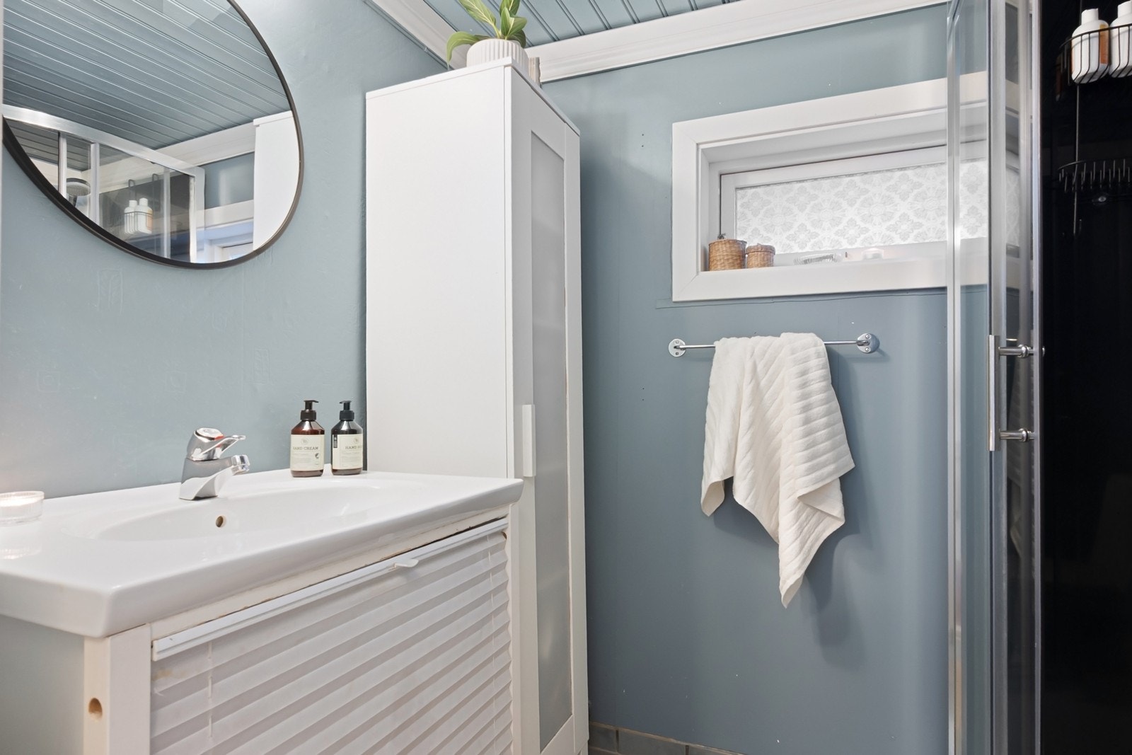 Badet har flislagt gulv med gulvvarme og slettmalte vegger. Innredningen består av toalett, samt servantseksjon med skap og speil. Badet er fra antatt fra byggeår og må påregnes oppgradert for å tilfredsstille dagens krav til standard. Galleribilde