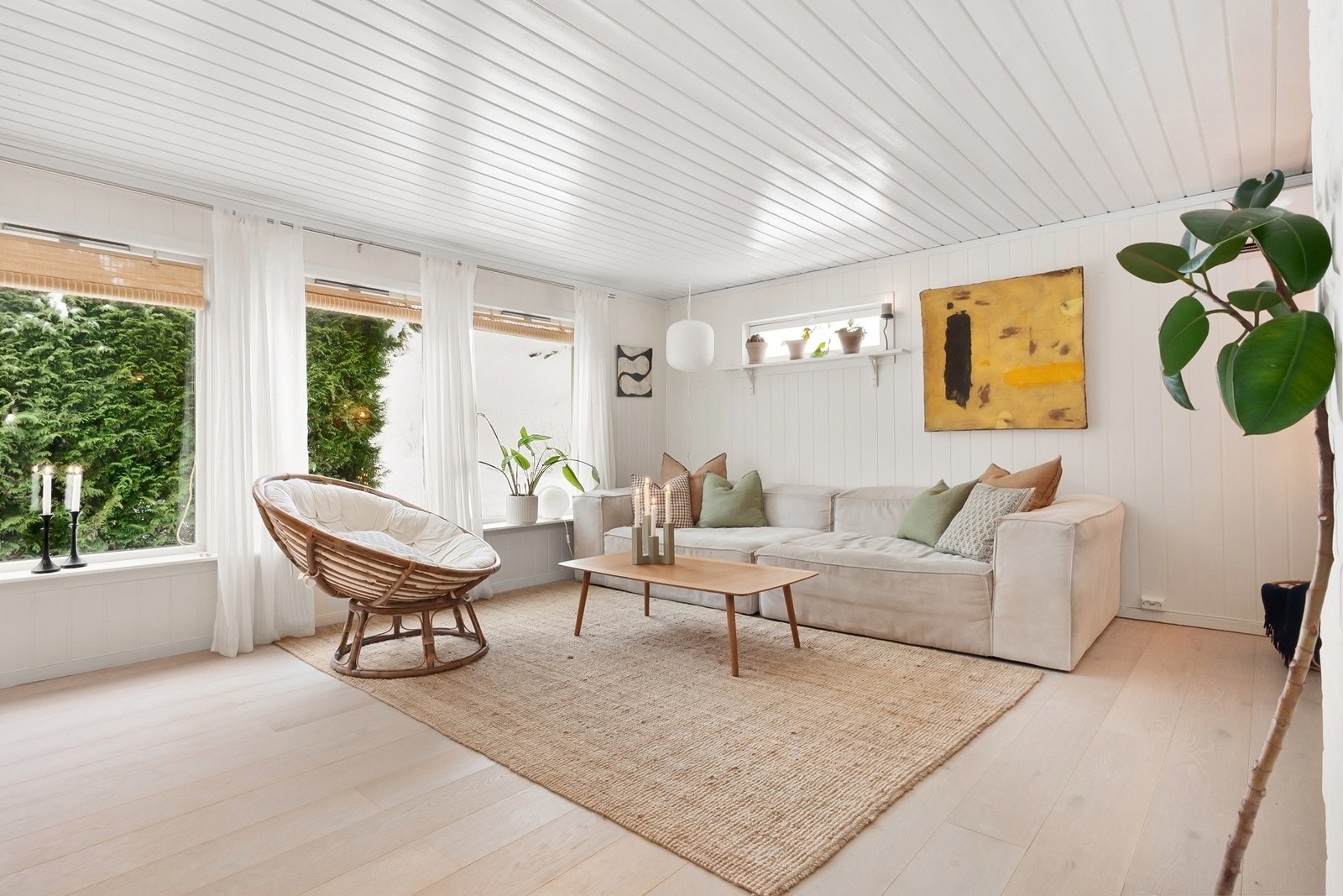 Stuen har store vinduer, hvite vegger og 1-stavs laminat på gulv. Galleribilde