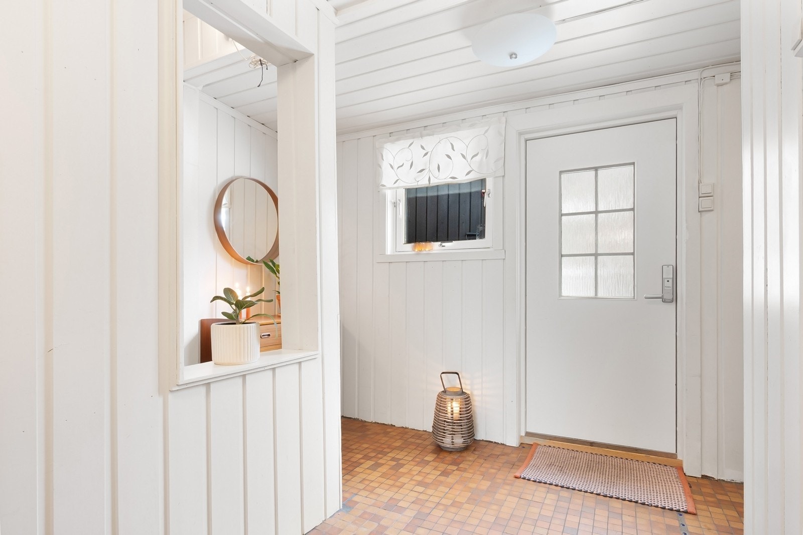 Vel innenfor møtes du av en lys og innbydende entré med flislagt gulv, gulvvarme og lyse panelvegger. Galleribilde