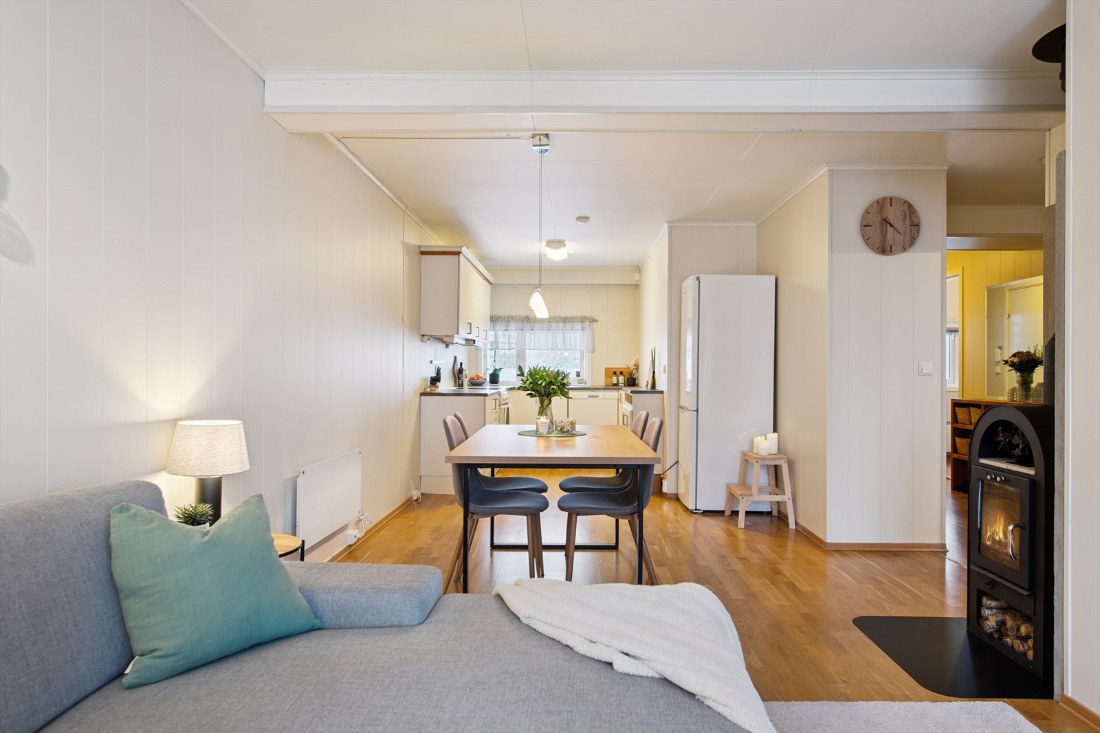 Leiligheten har en åpen og sosial stue- og kjøkkenløsning med et lunt ildsted. Galleribilde