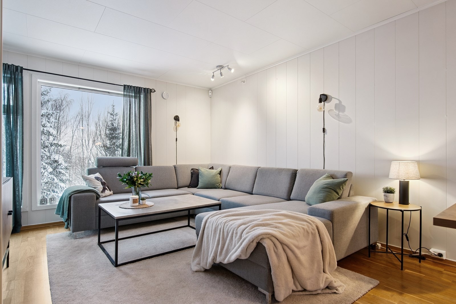 Stuen har god plass til en romslig sofagruppe og er et naturlig samlingspunkt. Galleribilde