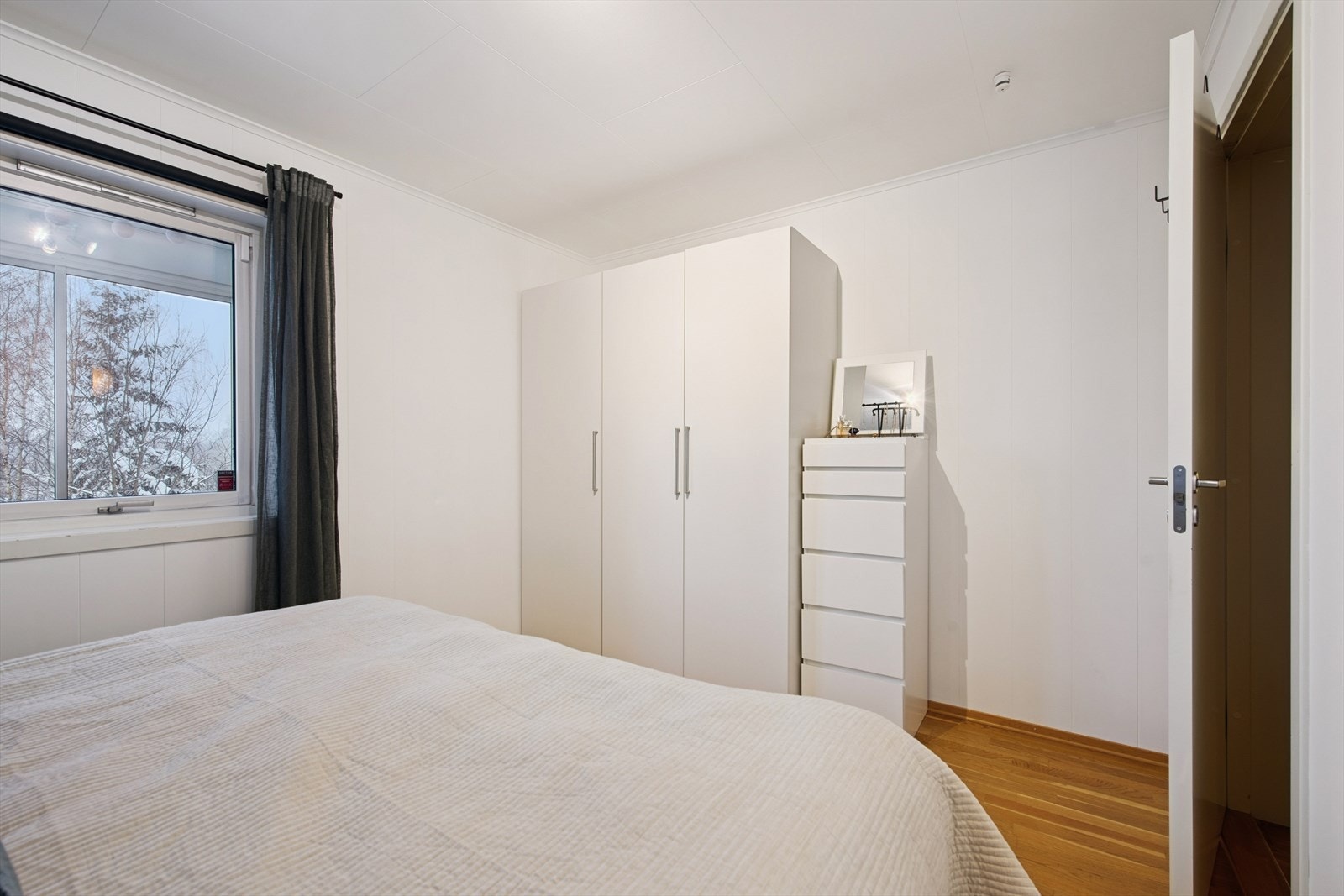 Her er det gode muligheter for garderobeløsninger for effektiv oppbevaring. Galleribilde