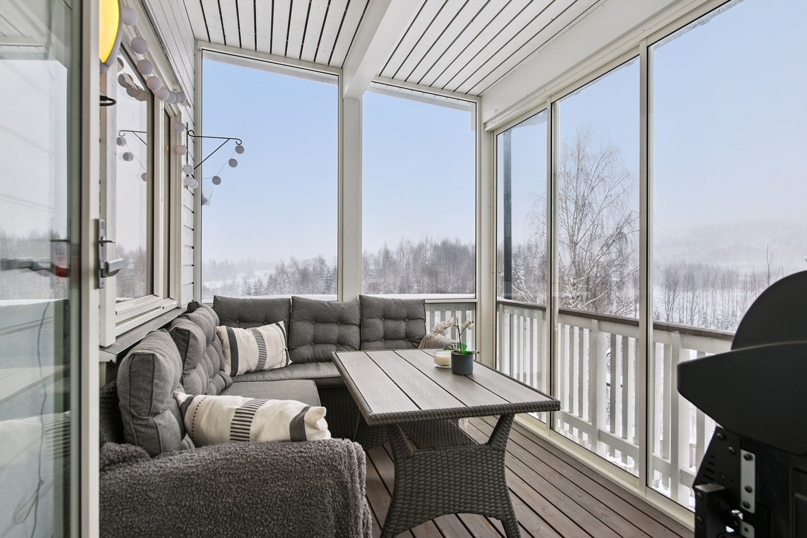 Den sørvendte, innglassede balkongen utvider stuen og kan nytes store deler av året. Galleribilde