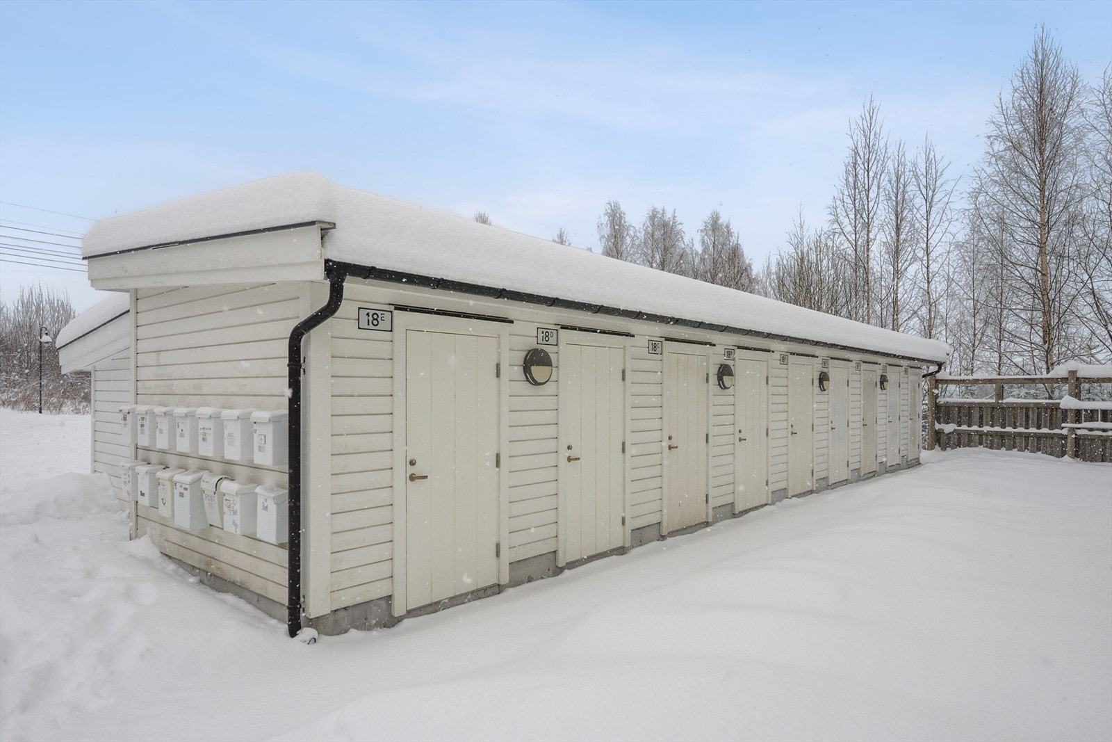 Leiligheten disponerer en bod på 5 m² i felles anlegg, som gir rikelig med lagringsplass. Galleribilde