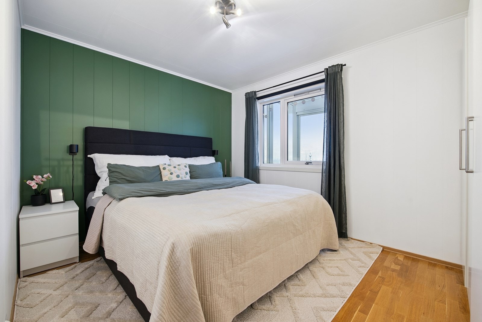 Hovedsoverommet er romslig med plass til dobbeltseng og tilhørende møblement. Galleribilde