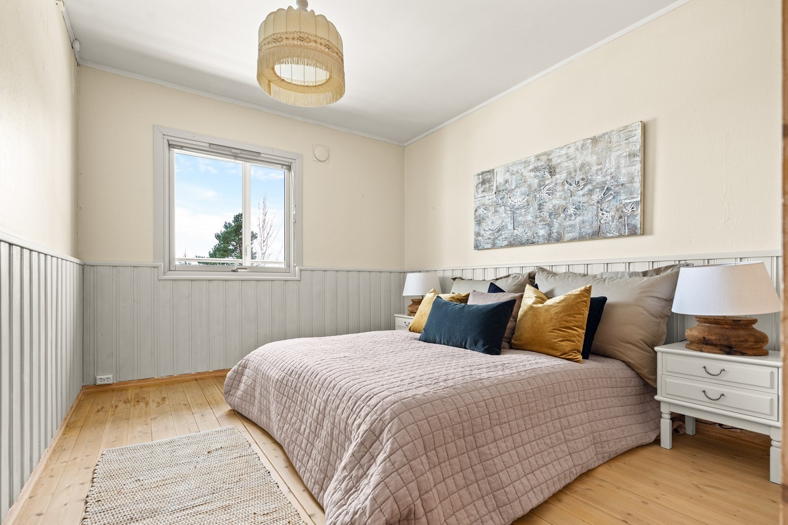 Leiligheten har tre gode soverom. Dette har plass til dobbeltseng og nattbord på hver side. Galleribilde